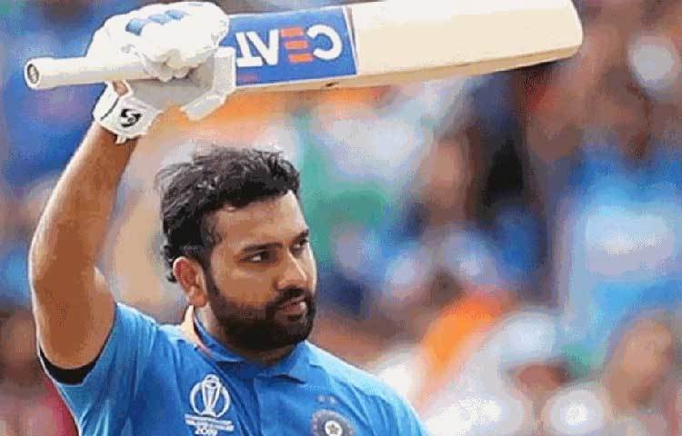 রোহিত শর্মা: ওয়ানডে ক্রিকেটে এক ক্যালেন্ডার বর্ষে মোট রানে ভারত অধিনায়ক বিরাট কোহলিকেও পিছনে ফেলে দিয়েছেন ‘হিটম্যান’। সারা বছর ধরে দাপটের সঙ্গে ব্যাট করেছেন। বিশ্বকাপে পাঁচটা সেঞ্চুরি হাঁকান তিনি। এক বছরে ২৮টি ম্যাচে সাতটি শতরান করেছেন। মোট রান ১৪৯০। গড় ৫৭.৩০ এবং স্ট্রাইক রেট ৮৯.৯২। ২০১৯ সালের সেরা একাদশে তাই রোহিতের স্থান বাঁধা।