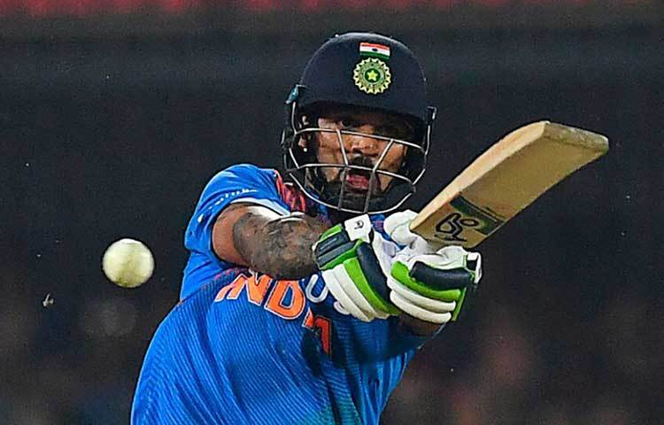 শিখর ধাওয়ান: চোট সারিয়ে জাতীয় দলে ফিরেছেন শিখর ধাওয়ান। দ্বিতীয় টি-টোয়েন্টি ম্যাচে ধাওয়ান সুযোগের সদ্ব্যবহার করতে পারেননি। লোকেশ রাহুল ফিরে যাওয়ার পরে বাঁ-হাতি ওপেনার দলের ইনিংস টানতেই পারতেন। কিন্তু মাত্র ৩২ রানে ফিরে যেতে হয় ধাওয়ানকে।