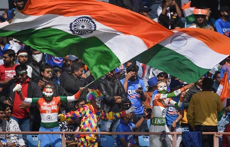 প্রথমত, রবিবার বেঙ্গালুরুর মাঠে হোম সুবিধা পাবেন বিরাট কোহলিরা। যা যে কোনো ম্যাচেই একটা ফ্যাক্টর হয়ে দাঁড়ায়। অস্ট্রেলিয়ার ডেভিড ওয়ার্নার বা ফিঞ্চদের বিরুদ্ধে আজকের ম্যাচে দ্বাদশ ব্যক্তি অবশ্যই ভারতীয় দর্শক।