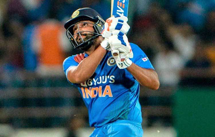 রোহিত শর্মা: অস্ট্রেলিয়ার বিরুদ্ধে তৃতীয় ওয়ানডে ম্যাচে সেঞ্চুরি হাঁকিয়েছিলেন ‘হিটম্যান’। অজিদের বিরুদ্ধে প্রথম দুটো ওয়ানডে ম্যাচে সফল না হলেও সিরিজ নির্ণায়ক ম্যাচে দুরন্ত শতরান করে ছন্দে ফেরেন তিনি। সেই ছন্দ নিয়ে কিউয়িদের বিরুদ্ধে ব্যাট করতে নামবেন রোহিত। তার দিকেই নজর ক্রিকেটপ্রেমীদের।