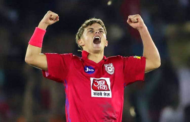 প্রথম আইপিএল খেলতে নেমেই নজর কেড়েছেন, এমন তালিকায় ইংল্যান্ডের স্যাম কুরানের নামটা বেশ উপরে দিকে থাকবে। বয়স মাত্র ২১। তবে ব্যাটে-বলে, দুই ক্ষেত্রেই নিজের প্রতিভার ছোঁয়ায় গত আইপিএল মাত করেছিলেন স্যাম।