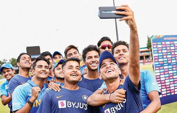 অনূর্ধ্ব ১৯ যুব বিশ্বকাপে ভারতকে সেমিফাইনালে তোলার অন্যতম কারিগর কার্তিক। উত্তরপ্রদেশের অখ্যাত গ্রাম ধানাউরার এই তরুণের আগুনে গতিতে অনূর্ধ্ব-১৯ বিশ্বকাপের কোয়ার্টার ফাইনালে অস্ট্রেলিয়াকে ৭৪ রানে উড়িয়ে সেমিফাইনালে পৌঁছে যায় ভারত। আগে ব্যাট করে ভারতের স্কোর ছিল ২৩৩-৯। জবাবে অস্ট্রেলিয়া শেষ হয় ১৫৯ রানে। কার্তিক নেন ২৪ রানে চার উইকেট। সেমিফাইনালেও পাকিস্তানের দুই উইকেট নিয়ে ভারতকে ফাইনালে তুলতে সাহায্য করেছেন তিনি।