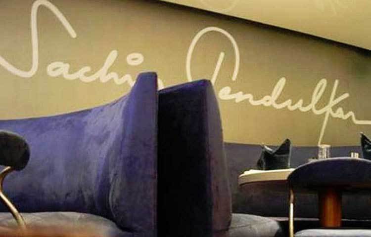 মুম্বাইয়ের কোলাবা এলাকায় রেস্তরাঁ রয়েছে মাস্টার ব্লাস্টার শচীন টেন্ডুলকারের। শচীনের এই রেস্তরাঁর নাম ‘টেন্ডুলকারস’। ২০০২ সালে এই রেস্তরাঁ উদ্বোধন করেন শচীন। এই রেস্তরাঁর ব্যবসায় শচীনের পার্টনার শচীনের বন্ধু সঞ্জয় নারাঙ্গ। মাস্টার ব্লাস্টারের প্রিয় খাবারগুলোর জন্যও বহু মানুষ ভিড় করেন ‘টেন্ডুলকারস’-এ।