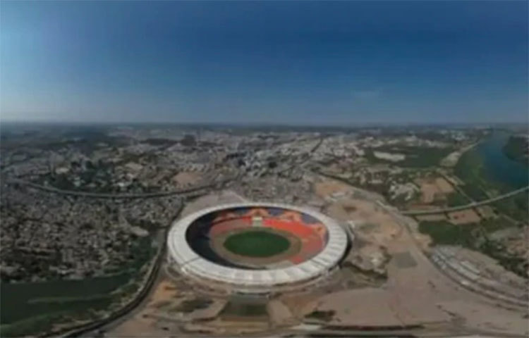 আহমেদাবাদের মোতেরায় বিশ্বের বৃহত্তম ক্রিকেট স্টেডিয়াম নির্মাণের কাজ শেষের দিকে। ওই স্টেডিয়ামে ১ লাখ ১০ হাজার দর্শক একসঙ্গে বসে খেলা দেখতে পারবেন। বিশ্বের দ্বিতীয় বৃহত্তম স্টেডিয়াম মেলবোর্নে ১.০২ লাখ দর্শক বসে ম্যাচ দেখতে পারেন। জানা যাচ্ছে রাজস্থানের স্টেডিয়ামে দর্শকাসন সংখ্যা হবে ৭৫ হাজার।