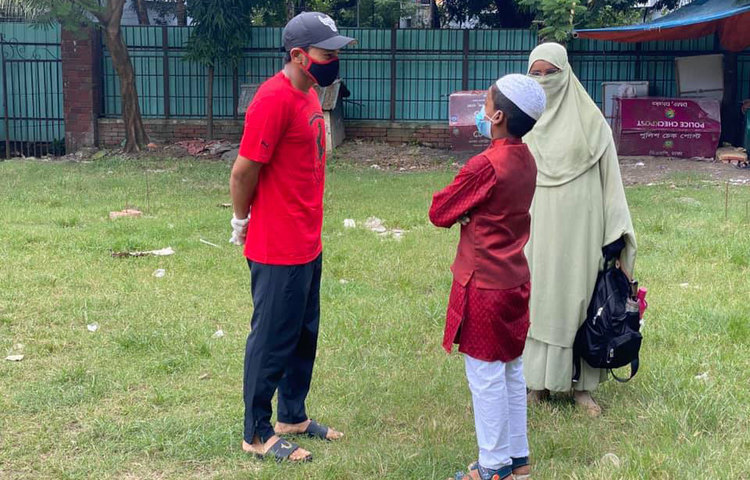মুশফিকের সাথে কথা বলছেন ইয়ামিন।