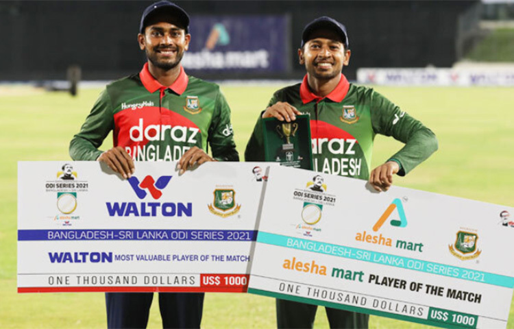 ঠিক আগের ম্যাচেরই পুনরাবৃত্তি যেন। প্রথম ম্যাচে ব্যাট হাতে ৮৪ রান করেছিলেন মুশফিক। বল হাতে ৪ উইকেট নিয়েছিলেন মেহেদী হাসান মিরাজ। ম্যাচ শেষে পুরস্কার বিতরণী মঞ্চে উঠলেন দুজনই। ম্যান অব দ্য ম্যাচ হয়েছিলেন মুশফিকুর রহীম। ম্যাচের মোস্ট ভ্যালুয়েবল প্লেয়ার ছিলেন মিরাজ। ছবি: সংগৃহীত