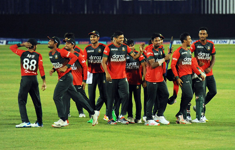 শুক্রবার মিরপুরে অস্ট্রেলিয়াকে ১০ রানে হারিয়ে পাঁচ ম্যাচ টি-টোয়েন্টি সিরিজে টানা তৃতীয় জয় পেয়েছে ঘরের মাঠের বাংলাদেশ। সেটাও আবার যেনতেনভাবে নয়। নিজেদের ইতিহাসের সবচেয়ে কম রান ডিফেন্ড করে। ছবি: সংগৃহীত