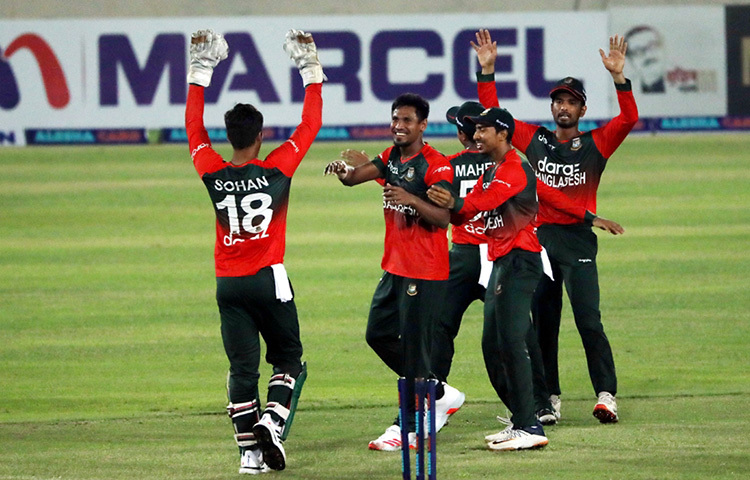 বাংলাদেশের করা ১২২ রানের জবাবে অলআউট হলো মাত্র ৬২ রানে। টাইগারদের কাছে হারলো ৬০ রানের বিশাল ব্যবধানে। সে সঙ্গে ৪-১ ব্যবধানে সিরিজে পরাজয়। ছবি: বিসিবি