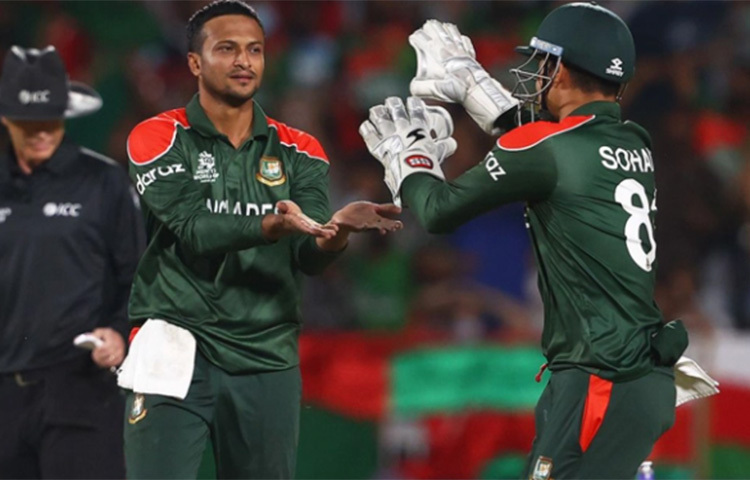 আজকের ম্যাচে একই ওভারের চতুর্থ বলে আভিশকা ফার্নান্দোকে বোল্ড করে বিশ্বকাপে নিজের উইকেট সংখ্যাকে ৪১-এ উন্নীত করেন সাকিব। চলতি বিশ্বকাপে সাকিবের উইকেট বেড়ে হয়েছে ১১টি। এক আসরে সর্বোচ্চ উইকেটের রেকর্ড (১৫) নিজের করে নিতে আর মাত্র ৫ উইকেট প্রয়োজন তার। ছবি: সংগৃহীত