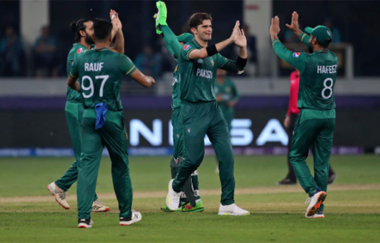 শুরুই ব্যর্থ দুই ওপেনার। শাহিন আফ্রিদি তুলে নেন কেএল রাহুল ও রোহিত শর্মাকে। ৬ রানের মাথায় দুই ওপেনার খুঁইয়ে ফেলে ভারত। ছবি: সংগৃহীত