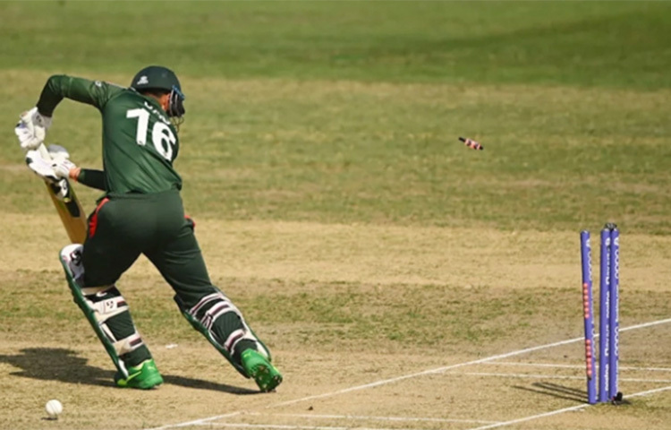 সেমিফাইনালের স্বপ্ন তো শেষ আগেই। একের পর এক লজ্জার রেকর্ড গড়তেও পিছপা হচ্ছে না টাইগাররা। আগের ম্যাচে দক্ষিণ আফ্রিকার বিপক্ষে মাত্র ৮৪ রানে গুটিয়ে গিয়েছিল মাহমুদউল্লাহ রিয়াদের দল। যেটা ছিল দেশের টি-টোয়েন্টি ইতিহাসে তৃতীয় সর্বনিম্ন সংগ্রহ। ছবি: সংগৃহীত