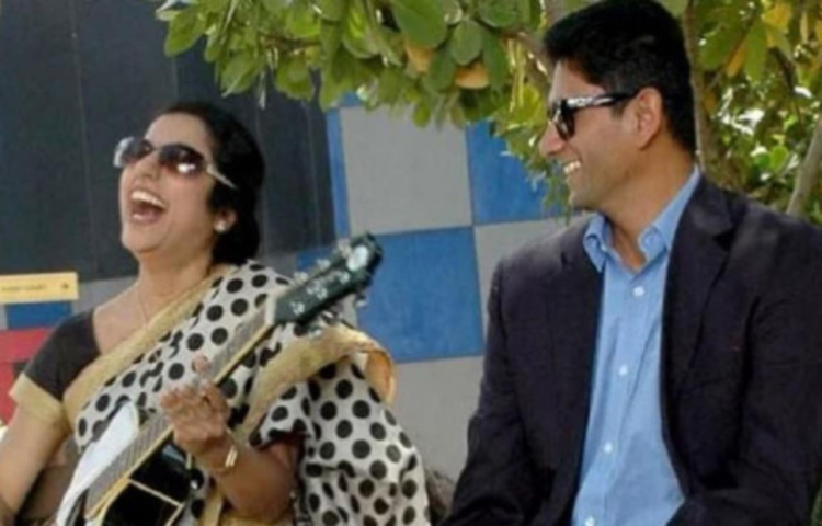 বেঙ্কটেশ প্রসাদ ভারতের দায়িত্বশীল তারকা পেসার ছিলেন। বহু বছর বিপক্ষ দলের ত্রাস ছিলেন। প্রসাদ ১৯৯৬ সালে প্রেমে ক্লিন বোল্ড হয়ে যান তিনি। বেঙ্কটেশ প্রসাদ স্ত্রী জয়ন্তীর থেকে ৯ বছরের ছোট। ছবি: সংগৃহীত