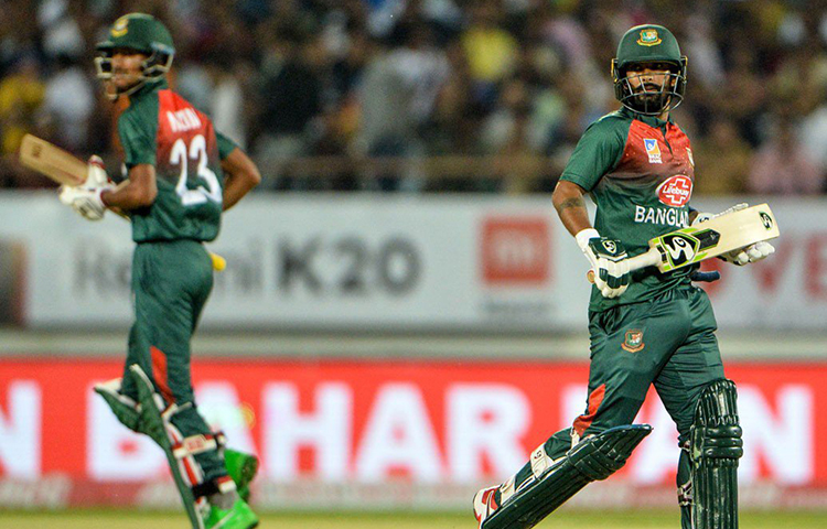 বাংলাদেশের ওপেনার জুটি লিটন দাস ও মুহম্মদ নাইম শুরুটা বেশ ভালোভাবে করেছিলেন। তবে তার রেশ ধরে রাখতে পারেননি শেষ পর্যন্ত। কোনো উইকেট না খুইয়েই পাওয়ার প্লে-তে লিটন-নইমের ব্যাট থেকে আসে ৫৪ রান। কিন্তু তার উপর বড় রানের ভিত গড়তে ব্যর্থ হন দুজনেই। অন্তত একজনকে এখানে থেকে শেষ পর্যন্ত ব্যাট করতেই হত।