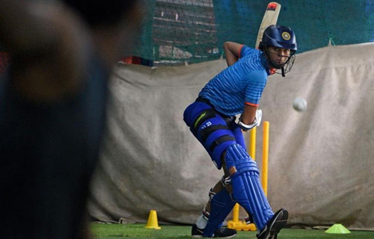 মুম্বাই নয়, যশস্বীর বাড়ি আসলে উত্তরপ্রদেশের ভদোহিতে। দরিদ্র পরিবারের সন্তান ক্রিকেটের টানে বাবার হাত ধরে ১১ বছর বয়সে চলে আসে মুম্বাইয়ে।