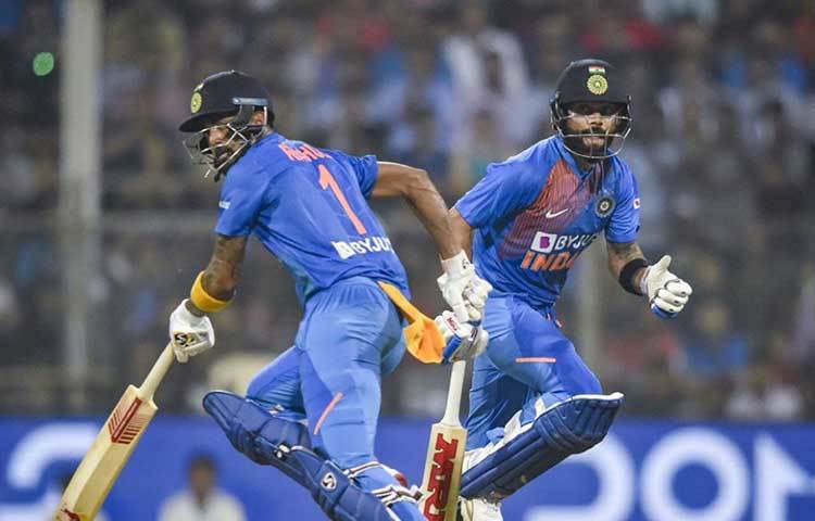 ওয়াংখেড়েতে প্রথম ওভার থেকেই মারমার কাটকাট ভঙ্গিতে শুরু করেছিলেন দুই ওপেনার। রোহিত শর্মা ও লোকেশ রাহুলের ব্যাটে আসতে থাকে বাউন্ডারি। অতীতে এই ফরম্যাটে শুরুর দিকে ভারত সতর্ক থাকত। প্রথম থেকেই চালিয়ে খেলা হত না। এ দিন পাওয়ারপ্লের ছয় ওভারে ওঠে ৭২ রান। মানে, ওভার প্রতি ১২ রান!