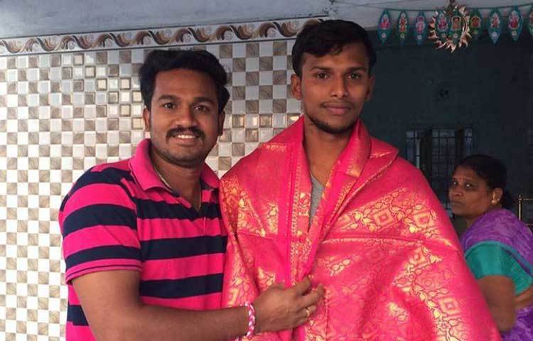 নুন আনতে পান্তা ফুরিয়ে যাওয়ার এরকম এক পরিবারে নটরাজনের বড় হওয়া পাঁচ ভাইবোনের সঙ্গে। কুড়ি বছর বয়স অবধি তার ক্রিকেটীয় অভিজ্ঞতা বলতে ছিল অলিগলিতে টেনিস বল আর ইটের উইকেট।