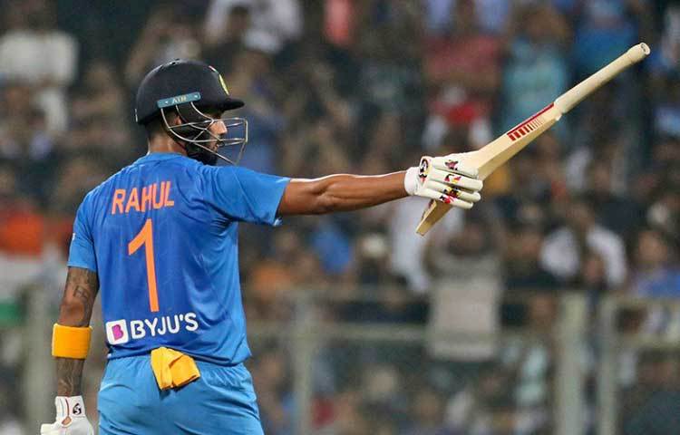 লোকেশ রাহুল: ওয়েস্ট ইন্ডিজের বিরুদ্ধে যেখানে শেষ করেছিলেন, শ্রীলঙ্কার বিরুদ্ধে ঠিক সেখান থেকেই শুরু করেন লোকেশ রাহুল। ক্যারিবিয়ানদের বিরুদ্ধে মারমুখী ব্যাটিং করেছিলেন তিনি। শ্রীলঙ্কার বিরুদ্ধে দ্বিতীয় টি-টোয়েন্টিতে শুরু থেকেই ঝড়ের গতিতে রান তোলেন তিনি। ছন্দে থাকা লোকেশ রাহুল তৃতীয় টি-টোয়েন্টি ম্যাচে শুরু থেকেই যে আগ্রাসী মেজাজে ব্যাটিং করবেন, এ কথা আগেই বলে দেয়া যায়।