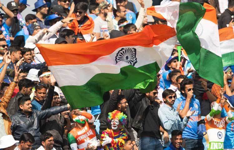 শুধু কি টিম ইন্ডিয়া! আইপিএলে রয়্যাল চ্যালেঞ্জার্স ব্যাঙ্গালোরের অধিনায়ক বিরাট কোহলির অন্ধ ভক্তদের কথাটাও ভুলে যাবেন না। আইপিএল হোক বা টিম ইন্ডিয়া, বিরাটদের হয়ে গলা ফাটাতে স্বাভাবিকভাবেই কসুর করবে না আরসিবির হোম গ্রাউন্ড।