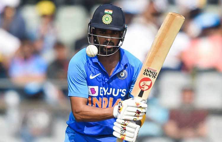 লোকেশ রাহুল: অস্ট্রেলিয়ার বিরুদ্ধে তিনটি ভিন্ন ভিন্ন পজিশনে ব্যাট করতে হয়েছিল লোকেশ রাহুলকে। তার বিভিন্ন ব্যাটিং ব্লট নিয়ে বীরেন্দ্র সহবাগের মতো প্রাক্তন ক্রিকেটার ভারতীয় টিম ম্যানেজেমেন্টের সমালোচনা করেছিলেন। বলেছিলেন, ধোনির সময়ে ভারতীয় ব্যাটিং অর্ডার ঘন ঘন বদল করা হত না। উইকেটকিপিংয়ের পাশাপাশি ব্যাট হাতেও সফল হন রাহুল। কিউয়িদের বিরুদ্ধে অবশ্য অন্য লড়াই রাহুলের। রোহিতের সঙ্গে ওপেন করবেন তিনি। এই বছরের শেষের দিকে অস্ট্রেলিয়ার মাটিতে টি-টোয়েন্টি বিশ্বকাপ। প্রতিবেশী দেশ নিউজিল্যান্ডে বিশ্বকাপের ড্রেস রিহার্সাল সেরে ফেলবেন রাহুল।