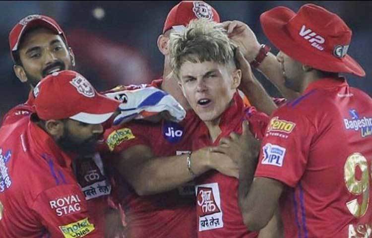 নিজে ইংল্যান্ডের হয়ে খেললেও স্যাম কুরানের বাবা কেভিন ম্যালকম কুরান ক্রিকেট খেলেছেন জিম্বাবুয়ের হয়ে। গত আইপিএলে সবচেয়ে কম বয়সের বোলার হিসাবে হ্যাটট্রিকও করেন স্যাম। সে সময় স্যাম ছিলেন কিংস ইলেভেন পাঞ্জাবের।