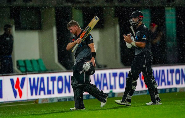 বৃষ্টিতে আজকের ম্যাচের দুইবার বিরতি দিতে হয়। ছবি: সংগৃহীত