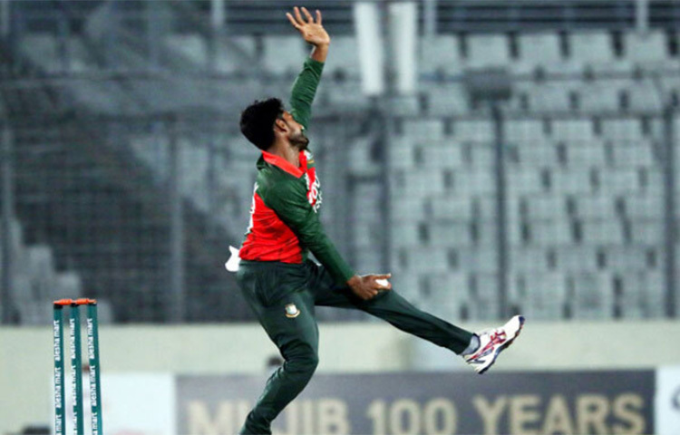 প্রথম ম্যাচেও বল হাতে দুর্নিবার হয়ে উঠেছিলেন অফস্পিনার মেহেদী হাসান মিরাজ। এবার তার ঘূর্ণির সঙ্গে যুক্ত হয়েছে সাকিব আল হাসানের অর্থোডক্স ঘূর্ণি। ছবি: সংগৃহীত