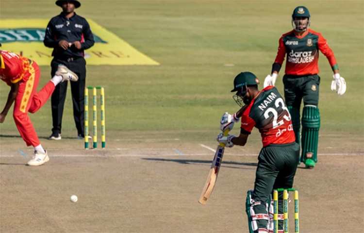 রান তাড়ায় নেমে প্রথম দুই ওভারে ২০ রান তুলে বাংলাদেশ। সৌম্য সরকার বেশ স্বাচ্ছন্দ্যে খেললেও স্বস্তিতে ছিলেন না নাইম শেখ। ৭ বলে ৩ রান করা এই ওপেনার চাপে পড়ে বেøসিং মুজারবানিকে তুলে মারতে যান। মিডঅফে ক্যাচ হন লুক জঙউইর। ছবি: সংগৃহীত