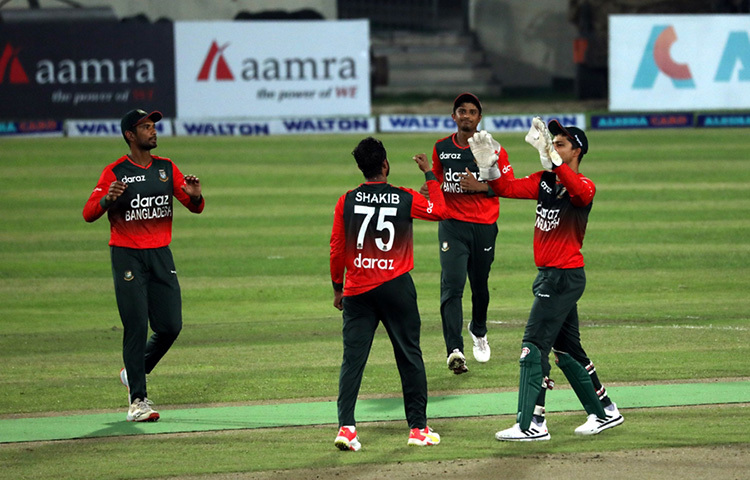 রিয়াদ বাহিনীর কাছে রীতিমতো অসহায় ছিল অস্ট্রেলিয়ান ক্রিকেটাররা। ছবি: বিসিবি