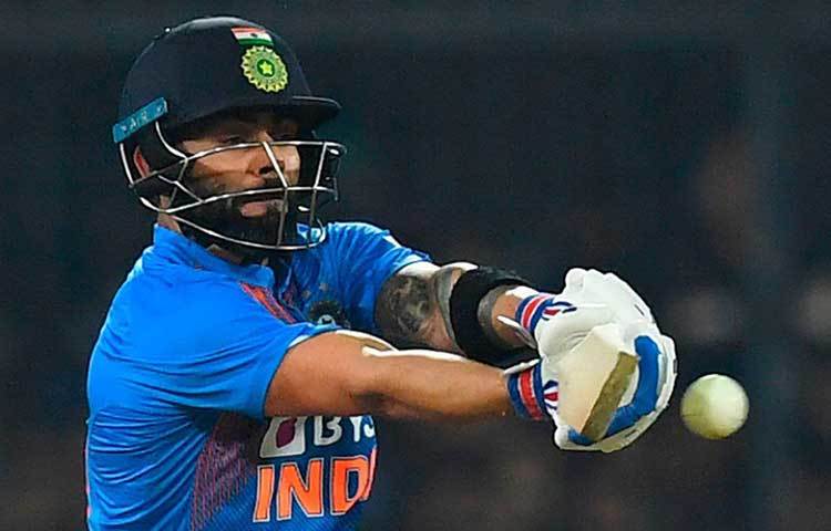 বিরাট কোহলি: ওয়েস্ট ইন্ডিজের বিরুদ্ধে মারমুখী ব্যাটিং করেছিলেন ভারত অধিনায়ক। ইন্দোরের দ্বিতীয় টি-টোয়েন্টি ম্যাচে হঠাৎই গিয়ার বদলে ফেলেন কোহলি। তাকে ঝামেলায় ফেলতে পারেননি দ্বীপরাষ্ট্রের কোনো বোলারই। সিরিজের শেষ টি-টোয়েন্টি ম্যাচে কোহলির ব্যাটের দিকে তাকিয়ে থাকবেন দর্শকরা।