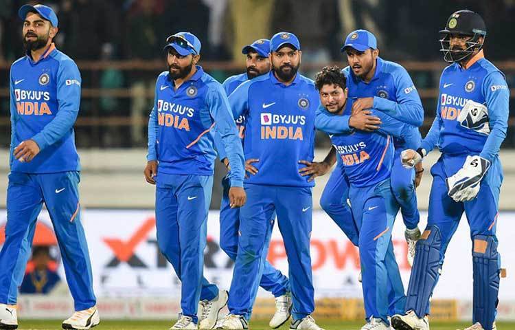 বেঙ্গালুরুতে টিম ইন্ডিয়াকে জয় এনে দিতে পারেন স্পিনাররা। রাজকোটে কুলদীপ যাদব ও রবীন্দ্র জাদেজার জুটি অজিদের বেশ সমস্যায় ফেলেছেন। দু’জনেই ২টো করে উইকেট তুলে নিয়েছেন। অ্যারন ফিঞ্চ, স্টিভ স্মিথ বা মার্নাস লাবুশানেদের স্পিনের ফাঁদে ফেলেছেন। ফলে আজকের ম্যাচে কুলদীপ-জাডেজার জুটির ভার সামলানো মুশকিল হতে পারে অজিদের।