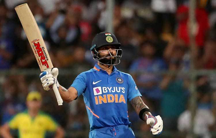 বিরাট কোহালি: ওয়াংখেড়েতে অস্ট্রেলিয়ার বিরুদ্ধে প্রথম ওয়ানডে ম্যাচে পছন্দের তিন নম্বর জায়গায় ব্যাট করতে নামেননি বিরাট কোহলি। তা নিয়ে কম সমালোচনা হয়নি। রাজকোটের দ্বিতীয় ওয়ানডেতে তিন নম্বরে নেমে ৭৬ বলে ৭৮ রানের ইনিংস খেলেন কোহলি। বেঙ্গালুরুর তৃতীয় ম্যাচে করেন ৮৯ রান। ভারত অধিনায়ককে কিউয়ি বোলাররা কীভাবে সামলান, সেটাই এখন দেখার।