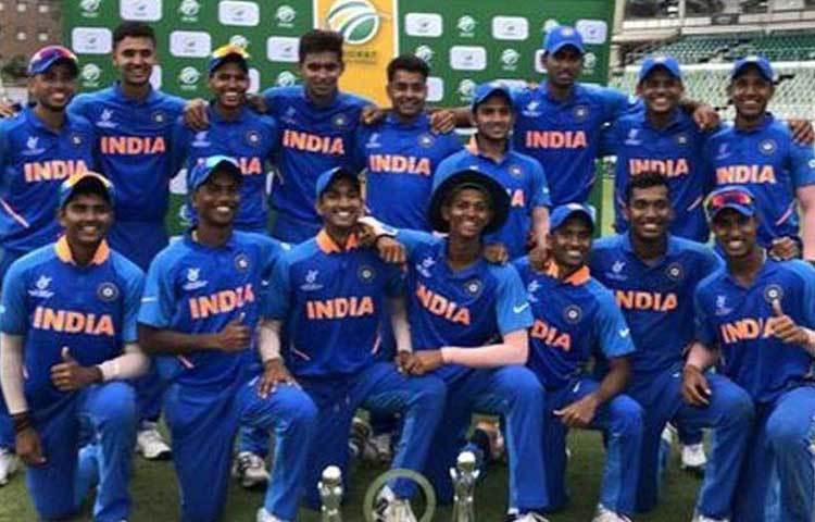 কিন্তু পারিবারিক পেশা কৃষিকাজে কার্তিককে আনার কোনো ইচ্ছেই ছিল না তার বাবা ও কাকার। গ্রামের রাস্তায় কার্তিককে খেলতে দেখে তাকে ক্রিকেট একাডেমিতে ভর্তি করে দেন তারা।