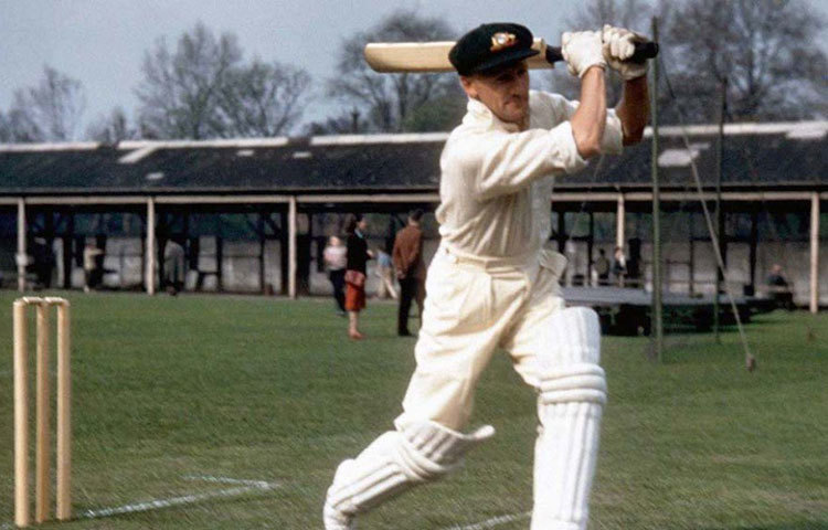 তিনে অবধারিত ভাবেই ডন ব্র্যাডম্যান। টেস্ট ক্যারিয়ারে তার গড় ছিল চোখ কপালে তোলার মতো, ৯৯.৯৪! সেই সময়ই যে ভাবে ব্যাট করতেন, ধরা পড়ত এখনকার টি-টোয়েন্টি মেজাজই। একদিনে ট্রিপল সেঞ্চুরিও করেছিলেন তিনি। নিশ্চিতভাবেই টি-টোয়েন্টি খেললে বোলারদের রাতের ঘুম কেড়ে নিতেন।