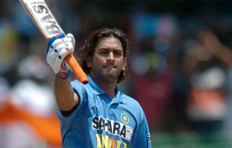 ধোনিকে নির্বাচন আর পাকিস্তানের বিরুদ্ধে তিন নম্বরে তুলে এনে কিস্তিমাত: পরবর্তী ভারতীয় অধিনায়ক নির্বাচনের কাজটা হয়তো সৌরভই করে রেখে দিয়েছিলেন মহেন্দ্র সিং ধোনিকে ভারতীয় দলে নির্বাচন করে। অভিষেকের পরেই অফ ফর্মে থাকা ধোনিকে পাকিস্তানের বিরুদ্ধে তিন নম্বরে ব্যাটিং করতে মাহিকে পাঠান মহারাজ। সেই ম্যাচে ধোনি ১৪৮ রান করেছিলেন।