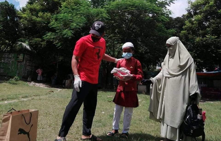 সেই সাথে খাবার ও কিছু উপহার দিয়েছেন মুশফিক।