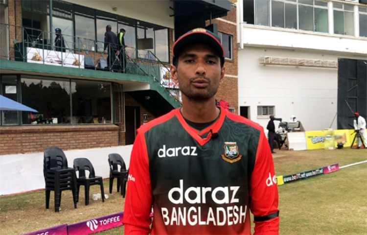 এরপর উইকেটে এসে চালিয়ে খেলেছেন সাকিব আল হাসান। অষ্টম ওভারে জঙউইকে টানা দুই বলে ছক্কাও হাঁকিয়েছিলেন। কিন্তু ওই ওভারেই লংঅফে ধরা পড়েন বিশ্বসেরা অলরাউন্ডার। ১৩ বলে ১ চার, ২ ছক্কায় সাকিব তখন ২৫ রানে। ভাঙে ৩২ বলে ৫০ রানের জুটি। তৃতীয় উইকেটে মাহমুদউল্লাহ-সৌম্যর ঝড়ো জুটিতে আসে ৩৫ বলে ৬৬ রান। সৌম্য টি-টোয়েন্টির চাহিদা মেটাতে পারছিলেন না। ৩৬ বলে ছিলেন মাত্র ৩৭ রানে। ছবি: সংগৃহীত