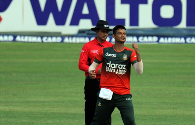 ঘরের মাঠে দুই সিরিজে দুর্দান্ত ফর্মেই ছিলেন। তবে নাসুম আহমেদকে বিশ্বকাপের প্রথমপর্বে একটি ম্যাচও খেলায়নি বাংলাদেশ টিম ম্যানেজম্যান্ট। অবশেষে একাদশে ফিরলেন বাঁহাতি স্পিনার। আর সুযোগ পেয়ে দলকে সাফল্য এনে দিতে দেরি করলেন না। ছবি: সংগৃহীত