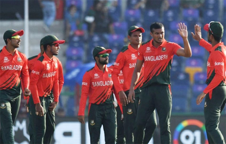 সুপার টুয়েলভেই শেষ বিশ্বকাপ যাত্রা। শেষ ম্যাচটা শুধু বাংলাদেশের জন্য সম্মান রক্ষার। তবে অস্ট্রেলিয়ান বোলারদের তোপে সেই সম্মান রক্ষা হবে কিনা, সংশয় দেখা দিয়েছে শুরুতেই। ১০ রান তুলতেই ৩ উইকেট হারিয়ে বসেছে টাইগাররা। ছবি: সংগৃহীত