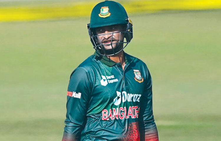 প্রথম ওয়ানডেতে সাকিব আল হাসানের ঘূর্ণি বুঝতে পারেননি রশিদ খান। দারুণ এক ডেলিভারিতে বোল্ড হয়ে পিচে কতক্ষণ ঠাঁই দাঁড়িয়েছিলেন তিনি। ছবি: সংগৃহীত