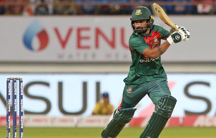 নাঈমের মতোই দলকে বড় রানের পথে নিয়ে যেতে ব্যর্থ হন অন্য ওপেনার লিটন দাস। চারটে চার মারলেও ২১ বলে ২৯ রান করেন তিনি। জীবন ফিরে পেয়েও তা কাজে লাগাতে ব্যর্থ হন লিটন। যুজবেন্দ্র চহালের গুগলি লেগ সাইডে পাঠাতে গিয়ে রান আউট হয়ে ফিরে যান তিনি। ফলে শুরুতে চমক দেখালেও তা ধরে রাখতে পারেননি কোনো ওপেনারই।