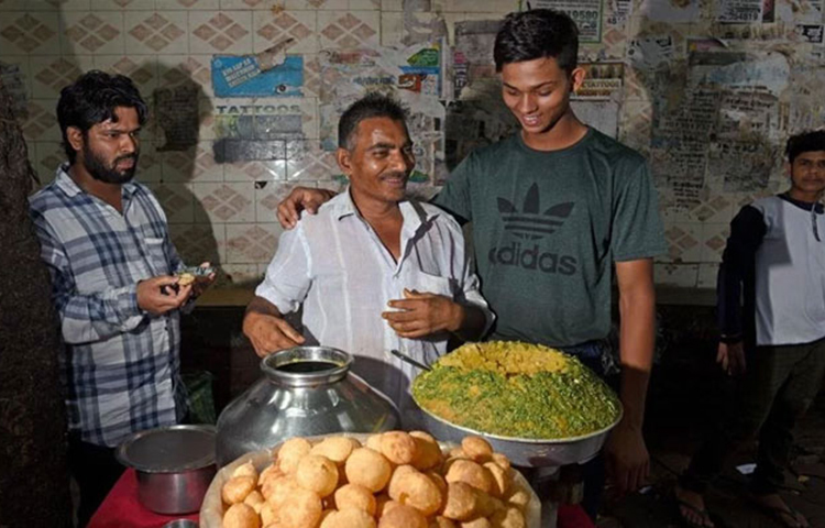 ক্রিকেট খেলার স্বপ্নকে বাঁচিয়ে রাখতে খেলার ফাঁকে ফুচকা বিক্রি করতে বাধ্য হয় যশস্বী। এমনকী দিনের বেলায় যারা তার সঙ্গে খেলত তারাই রাতে যশস্বীর কাছে ফুচকা খেত। ফুচকা বিক্রেতা সেই ছেলেটি এবার অনূর্ধ্ব-১৯ বিশ্বকাপে ভারতীয় দলের জার্সিতে মাঠে নামবে।