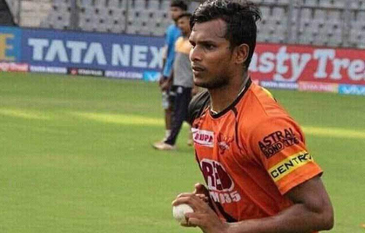 বাঁ-হাতি পেসার হিসেবে সুযোগ পান জলি রোভার্স ক্লাবে। এরপর ডাক আসে তামিলনাড়ু প্রিমিয়ার লিগ থেকে। ডিন্ডিগুল ড্রাগনস-এর হয়ে তার পারফরম্যান্স নজর কাড়ে।