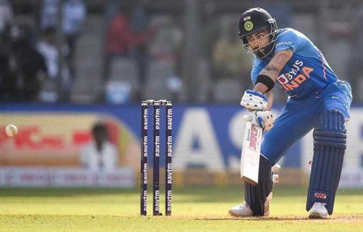 খুব কম সময়ের ব্যবধানে দুই সেট ব্যাটসম্যান আউট হলেও ইনিংস গড়ার দিকে এগোননি কোহলি। বরং, তিনি চেয়েছিলেন জাম্পাদের শাসন করতে। কিন্তু তার পরে যে আর কোনো ব্যাটসম্যান নেই, তা তিনি ভুলে গিয়েছিলেন কি?