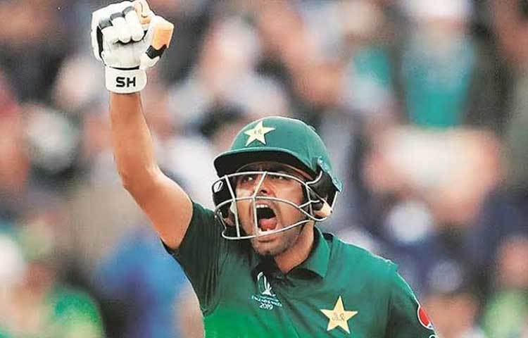 বাবর আজম: দলের একমাত্র পাকিস্তানি এই মিডল অর্ডার ব্যাটসম্যানকে সে দেশে অনেকে কোহলির সঙ্গেও তুলনা করেন। ৭৪ ম্যাচে ৫৪-এর উপর গড় রেখে খেলা বাবর নিঃসন্দেহে এই মুহূর্তে পাকিস্তানের সেরা ব্যাটসম্যান।