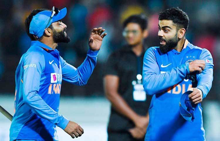 কুলদীপ যাদব ও রবীন্দ্র জাদেজার পাশে অজি স্পিনারদের রেখে দেখুন। ভারতীয়দের বেকায়দায় ফেলতে তেমন সফল হননি তারা। একমাত্র অ্যাডাম জাম্পা ছাড়া অন্য কোনো স্পিনার চোখে পড়ছে না, যিনি রোহিত শর্মাদের রান তোলার ব্যাঘাত ঘটাতে পারবেন।