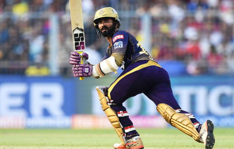 দীনেশ কার্তিক: টুর্নামেন্টের মাঝপথে ক্যাপ্টেন্সি ছাড়ার পর অনেকেই মনে করেছিলেন, ব্যাট হাতে তার জবাব দেবেন কার্তিক। তবে বাস্তবে তেমনটা ঘটেনি। কেকেআরের গত ম্যাচে মুম্বাইয়ের বিরুদ্ধে ১০ বলে ২১ রানের ক্যামিয়ো নয়, আজ কার্তিকের কাছ থেকে বড় ইনিংস আশা করছেন কেকেআর ফ্যানেরা।