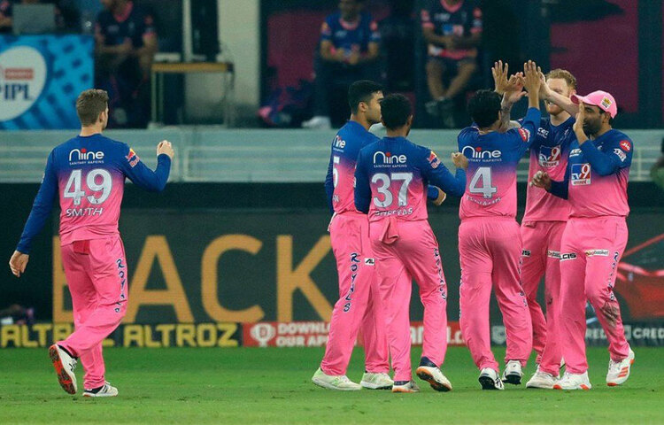 রাহুল ত্রিপাঠীও এরপর বেশিক্ষণ টেকেননি। তিনি এবং দীনেশ কার্তিক ৪ বলের ব্যবধানে আউট হন। রাহুল ৩৯ করলেও খাতায় খুলতে পারেননি দীনেশ।