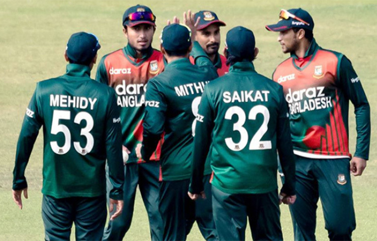 কিন্তু তারপরই চেহারা বদলে ফেলেন সৌম্য, ৪০ বলে তুলে নেন ফিফটি। অবশেষে ১৪তম ওভারে এসে জঙউইকে আকাশে ভাসিয়ে মারতে গিয়ে লংঅফে ক্যাচ হন বাঁহাতি এই ওপেনার। ৪৯ বলে তার ৬৮ রানের ইনিংসে ছিল ৯ বাউন্ডারি আর ১ ছক্কার মার। ছবি: সংগৃহীত