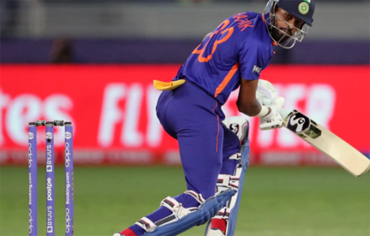 রবীন্দ্র জাদেজা নামলেন হার্দিক পান্ডিয়ার আগে। ১৩ বলে মাত্র ১৩ রান করলেন তিনি। কেন পান্ডিয়ার আগে জাদেজা অগ্রাধিকার পেলেন তা বোঝা গেল না। আগে নামলে বেশি বল খেলার সুযোগ পেতেন পান্ডিয়া। টিম ম্যানেজমেন্টের এটা ভুল সিদ্ধান্ত ছিল। ছবি: সংগৃহীত