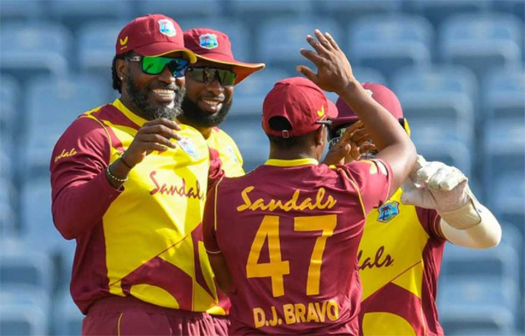 এবারের বিশ্বকাপে ইংল্যান্ডের বিরুদ্ধে প্রথম ম্যাচে হেরে গিয়েছিল ওয়েস্ট ইন্ডিজ। দ্বিতীয় ম্যাচে হারতে হয়েছিল দক্ষিণ আফ্রিকার বিরুদ্ধে। ২০০৭ সালের বিশ্বকাপ শুরু হয়েছিল দক্ষিণ আফ্রিকা বনাম ওয়েস্ট ইন্ডিজ ম্যাচ দিয়ে। এবারের বিশ্বকাপে একে অপরের বিরুদ্ধে না খেললেও প্রথম দিনেই খেলতে নেমেছিল এই দুই দল। ছবি: সংগৃহীত